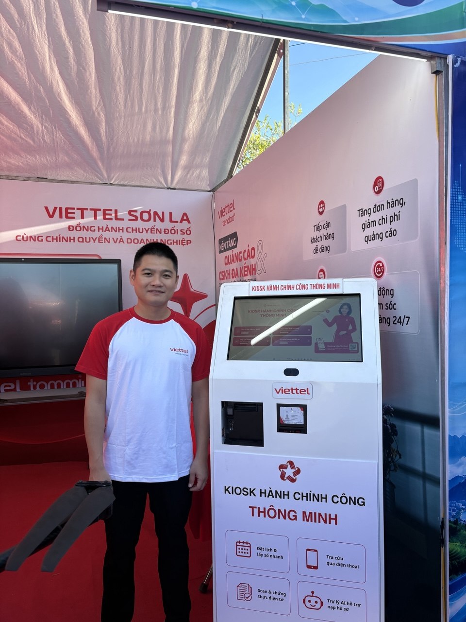 Kiosk hành chính công thông minh được giới thiệu tại không gian Viettel Sơn La